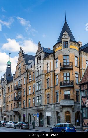 Façade de brique jaune Bâtiment avec tour ronde et balcons, Malmo, Suède, Europe Banque D'Images