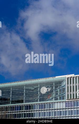 Hambourg, Allemagne - 26 février 2021 : vue de terrain sur le logo de la marque ZDF, une société de télévision publique, dans un immeuble de bureaux moderne à Hambur Banque D'Images