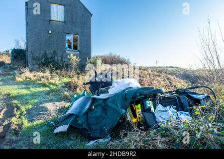 Rosscarbery, West Cork, Irlande.5th janvier 2022.Des ordures ménagères ont été jetées dans la campagne près de Rosscarbery, dans l'ouest de Cork.Un habitant à pied a découvert les ordures hier soir, qui se composent de tapis, de chaises, d'une poussette et d'autres ordures.Crédit : AG News/Alay Live News Banque D'Images