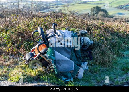 Rosscarbery, West Cork, Irlande.5th janvier 2022.Des ordures ménagères ont été jetées dans la campagne près de Rosscarbery, dans l'ouest de Cork.Un habitant à pied a découvert les ordures hier soir, qui se composent de tapis, de chaises, d'une poussette et d'autres ordures.Crédit : AG News/Alay Live News Banque D'Images