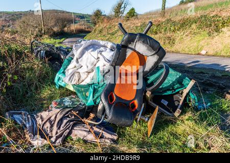 Rosscarbery, West Cork, Irlande.5th janvier 2022.Des ordures ménagères ont été jetées dans la campagne près de Rosscarbery, dans l'ouest de Cork.Un habitant à pied a découvert les ordures hier soir, qui se composent de tapis, de chaises, d'une poussette et d'autres ordures.Crédit : AG News/Alay Live News Banque D'Images