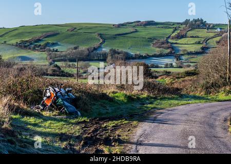 Rosscarbery, West Cork, Irlande.5th janvier 2022.Des ordures ménagères ont été jetées dans la campagne près de Rosscarbery, dans l'ouest de Cork.Un habitant à pied a découvert les ordures hier soir, qui se composent de tapis, de chaises, d'une poussette et d'autres ordures.Crédit : AG News/Alay Live News Banque D'Images