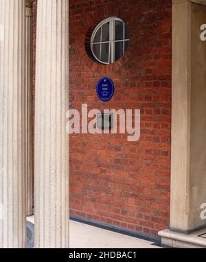 Bande dessinée Heritage Blue plaque pour l'actrice Joan Sims (1930-2001) à Thackeray St, Londres; dévoilée par Barbara Windsor et Eric Sykes Banque D'Images