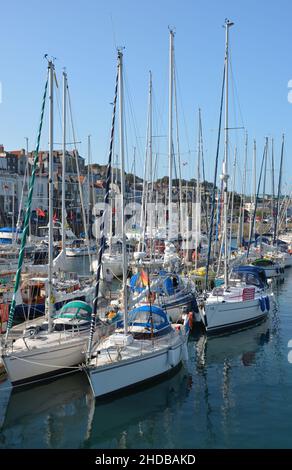 Des voiliers à mâts hauts amarrés dans le port de St Peter Port, Guernesey. Banque D'Images