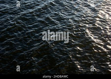 Les vagues se reflètent avec la lumière dans l'eau Banque D'Images