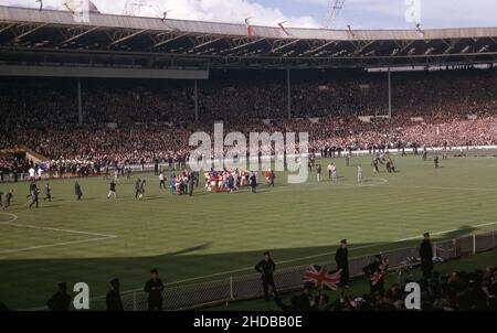 Finale de la coupe du monde 1966 Fan amateur photos des stands 30th juillet 1966 finale Angleterre contre Allemagne de l'Ouest la scène à la fin de la finale tandis que l'Angleterre gagne la coupe du monde.Photo de Tony Henshaw Archive Banque D'Images