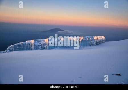 lever du soleil sur le pic d'uhuru kilimanjaro en tanzanie.Glacier sur la plus haute montagne d'Afrique.Glacier Rebmann avec neige Banque D'Images