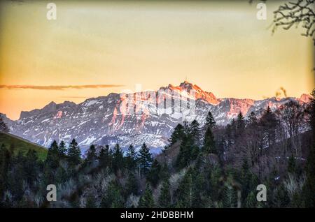 vue spectaculaire sur les santis à alpstein appenzell.Le sommet brille dans les derniers rayons du soleil.Neige dans les Alpes Banque D'Images
