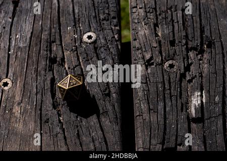 Métal d20 sur une surface en bois brûlée au soleil Banque D'Images