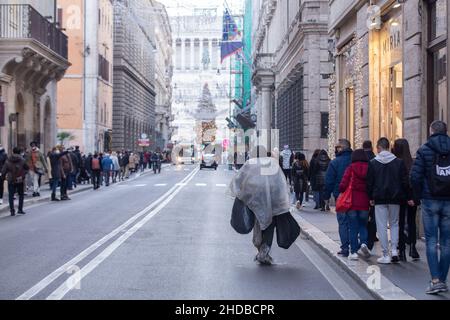 Rome, Italie.04th janvier 2022.Un homme sans abri marche le long de la via del Corso à Rome (photo par Matteo Nardone/Pacific Press/Sipa USA) Credit: SIPA USA/Alay Live News Banque D'Images