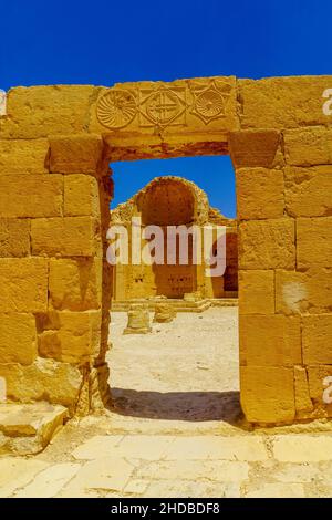 Vue sur l'église en ruines du nord dans l'ancienne ville nabatéenne de Shivta, aujourd'hui parc national, dans le désert du Néguev, au sud d'Israël Banque D'Images