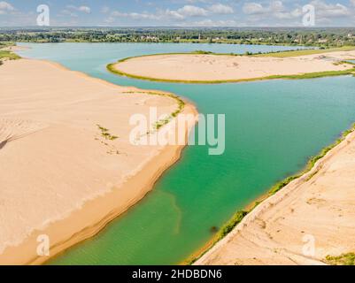 Vue aérienne sur le lac Emerald.Arrière-plan abstrait fantaisie vert et jaune. Banque D'Images