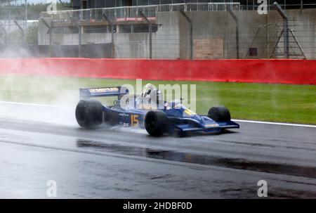 Michel Baudoin, se qualifiant sous la pluie, dans son Bleu, 1978, Hesketh 308E, pour le Murray Walker Memorial Trophée pour Master's Historic Formula One. Banque D'Images