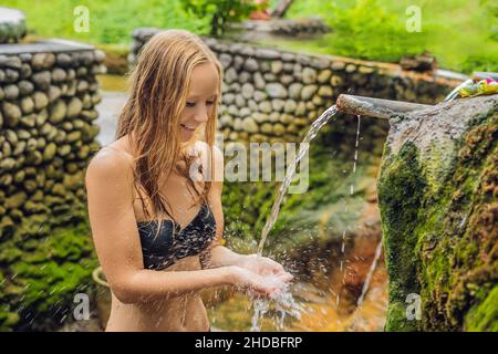 Jeune femme touriste à Belulang Hot Springs à Bali sur le fond des terrasses de riz Banque D'Images