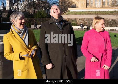 Le chef libéral démocrate Ed Davey (au centre) et le chef adjoint Daisy Cooper (à gauche) souhaitent la bienvenue à la députée nouvellement élue Helen Morgan (à droite) à Westminster, Londres, suite à la victoire aux élections partielles dans le nord du Shropshire.Date de la photo: Mercredi 5 janvier 2022. Banque D'Images