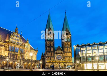 Bremer Marktplatz mit dem Rathaus, dem Bremer Dom und dem Haus der Bürgerschaftauf dem Marktplatz in der Abenddämmerung, Freie Hansestadt Bremen, Deu Banque D'Images