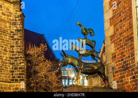 Skulptur der Bremer Stadtmusikanten in der Abenddämmerung, Freie Hansestadt Bremen, Deutschland, Europa | musiciens de Sculpture Town de Brême au crépuscule Banque D'Images