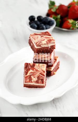 Brownie au chocolat et à la crème en velours rouge avec motif tourbillon sur le dessus, délicieux gâteau maison à deux couches. Banque D'Images