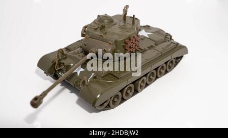 Gros plan d'un char miniature M26 Pershing lourd/moyen de l'armée américaine, isolé sur fond blanc Banque D'Images