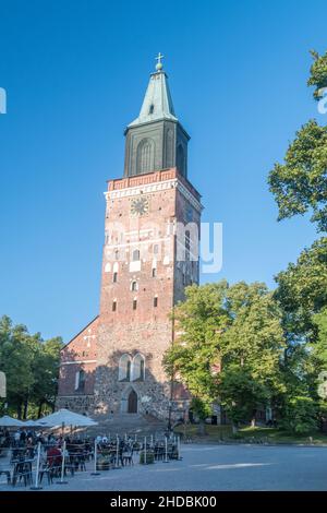 Turku, Finlande - 4 août 2021 : Cathédrale de Turku (Finlandais : Turun tuomiokirkko, Suédois : ABO domkyrka).Basilique médiévale en Finlande et la mère Chu Banque D'Images