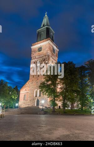 Vue de nuit sur la cathédrale de Turku (en finnois : Turun tuomiokirkko). Banque D'Images