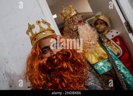 Madrid, Espagne.5th janvier 2022.Un ONG appelé la Fondation Madrina avec les trois Rois a distribué des jouets à plus de 400 enfants à risque d'exclusion et de nourriture à leurs mères et pères dans le centre de Madrid.Les garçons et les filles ont pu profiter de la présence des trois Rois.(Image de crédit : © Indira/DAX via ZUMA Press Wire) Banque D'Images