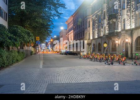 Turku, Finlande - 5 août 2021 : vue en début de matinée sur la rue Kristiinankatu dans le centre-ville de Turku. Banque D'Images