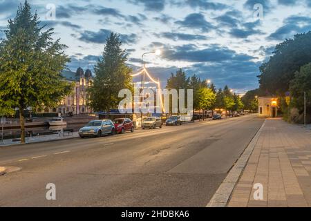 Turku, Finlande - 5 août 2021 : vue du matin sur la rue le long de la rivière Aurajoki. Banque D'Images