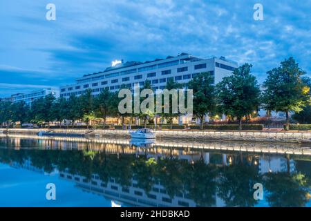 Turku, Finlande - 5 août 2021 : vue de Turku tôt le matin sur le remblai de la rivière aura avec l'hôtel Radisson blu en arrière-plan. Banque D'Images