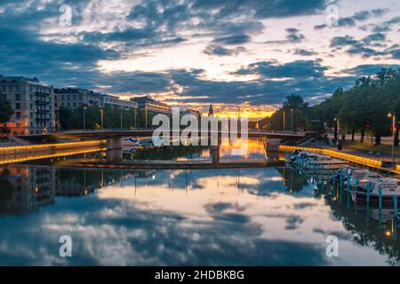 Vue au lever du soleil sur la rivière aura (Aurajoki) avec pont et la cathédrale de Turku en arrière-plan à Turku, en Finlande. Banque D'Images