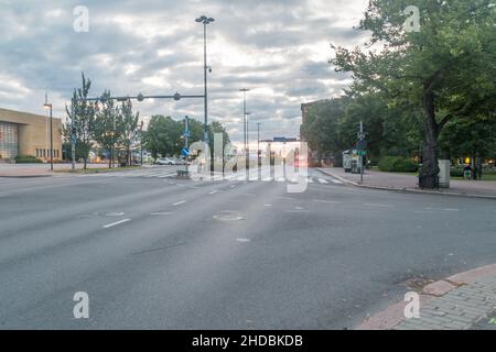 Turku, Finlande - 5 août 2021 : lever du soleil sur la rue Ratapihankatu le matin. Banque D'Images