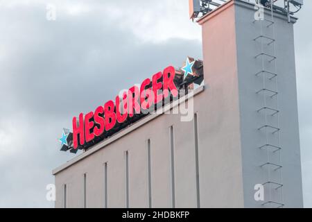 Turku, Finlande - 5 août 2021 : logo du restaurant Hesburger.Hesburger (connu en Finlande sous le nom de Hese et en Estonie sous le nom de Hess) est un rapide Banque D'Images