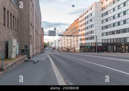 Turku, Finlande - 5 août 2021 : vue du matin pour une rue presque vide dans le centre-ville de Turku. Banque D'Images