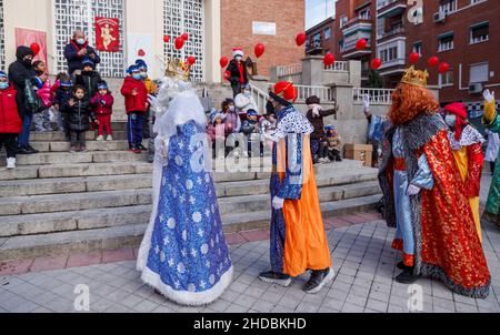 Madrid, Espagne.5th janvier 2022.Un ONG appelé la Fondation Madrina avec les trois Rois a distribué des jouets à plus de 400 enfants à risque d'exclusion et de nourriture à leurs mères et pères dans le centre de Madrid.Les garçons et les filles ont pu profiter de la présence des trois Rois.(Image de crédit : © Indira/DAX via ZUMA Press Wire) Banque D'Images