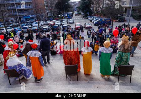 Madrid, Espagne.5th janvier 2022.Un ONG appelé la Fondation Madrina avec les trois Rois a distribué des jouets à plus de 400 enfants à risque d'exclusion et de nourriture à leurs mères et pères dans le centre de Madrid.Les garçons et les filles ont pu profiter de la présence des trois Rois.(Image de crédit : © Indira/DAX via ZUMA Press Wire) Banque D'Images