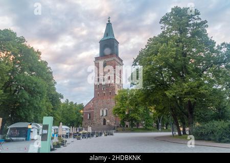 Turku, Finlande - 5 août 2021 : vue sur la cathédrale de Turku le matin. Banque D'Images