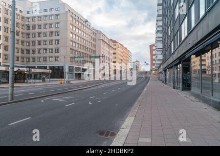 Turku, Finlande - 5 août 2021 : rue vide à Turku le matin. Banque D'Images