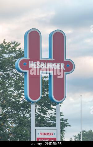 Turku, Finlande - 5 août 2021 : emblème du restaurant Hesburger.Hesburger (connu en Finlande sous le nom de hese et en Estonie sous le nom de Hess) est un fas Banque D'Images