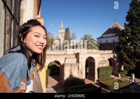 Portrait de la jeune femme asiatique attirante à Séville Banque D'Images
