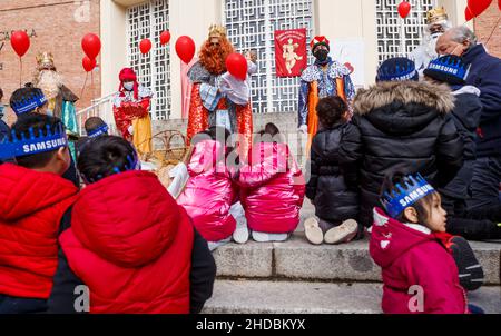 Madrid, Espagne.5th janvier 2022.Un ONG appelé la Fondation Madrina avec les trois Rois a distribué des jouets à plus de 400 enfants à risque d'exclusion et de nourriture à leurs mères et pères dans le centre de Madrid.Les garçons et les filles ont pu profiter de la présence des trois Rois.(Image de crédit : © Indira/DAX via ZUMA Press Wire) Banque D'Images