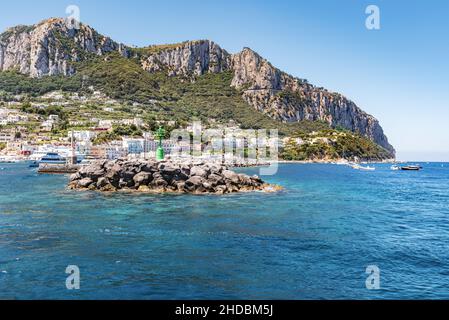 Entrée dans le port de Capri avec la célèbre ville en arrière-plan Banque D'Images