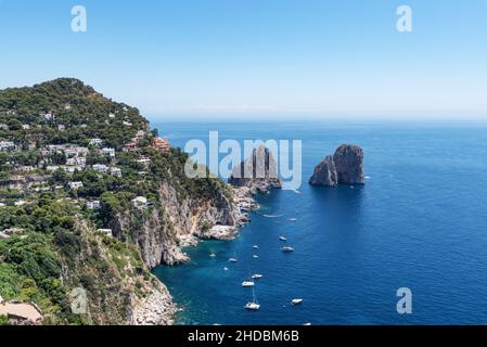 Vue à couper le souffle sur la baie de Capri avec ses célèbres rochers Faraglioni Banque D'Images