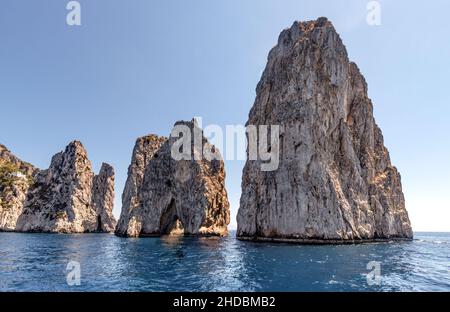 Les rochers Faraglioni de Capri dans le golfe de Naples. Italie Banque D'Images