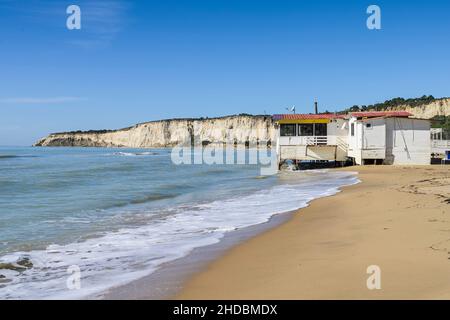 Strand von Eraclea Minoa, Strandbar, Kalkfelsen, Sizilien, Italien Banque D'Images