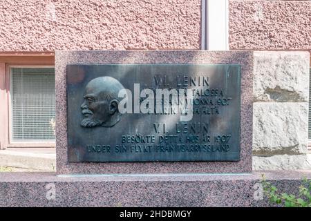 Turku, Finlande - 6 août 2021 : plaque d'information sur la maison visitée par Vladimir Ilyich Ulyanov en 1907 lors de son évasion de la Russie tsariste. Banque D'Images