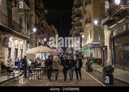 Säßenszene, Restaurant, Passanten, via Maqueda, Palerme,Sizilien, Italie Banque D'Images