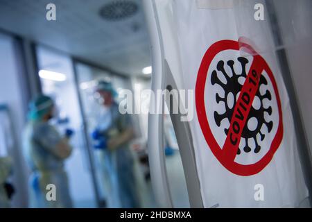 Offenbach am main, Allemagne.05th janvier 2022.Un symbole sur l'unité de soins intensifs pour les patients Corona à Sana Klinikum Offenbach indique la région de Covid.Dans l'unité de soins intensifs de Corona, tous les lits, sauf deux, sont actuellement occupés.Cependant, les chiffres de l'infection corona dans la région Rhin-main sont de nouveau en hausse.Credit: Sebastian Gollnow/dpa/Alay Live News Banque D'Images