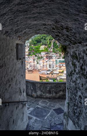 Vue sur le village d'Amalfi le long de la côte amalfitaine en Italie Banque D'Images