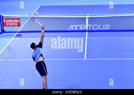 Service de tennis lors d'un match de tennis des finales ATP de la prochaine génération au court de tennis intérieur de l'Allianz Cloud, à Milan 2021.