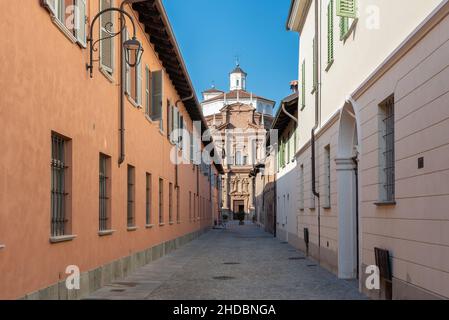 Cherasco, Cuneo, Italie - 27 octobre 2021: Via dell'Ospedale avec maison de retraite Ospedale degli Infermi, en arrière-plan Sanctuaire de notre-Dame de t Banque D'Images